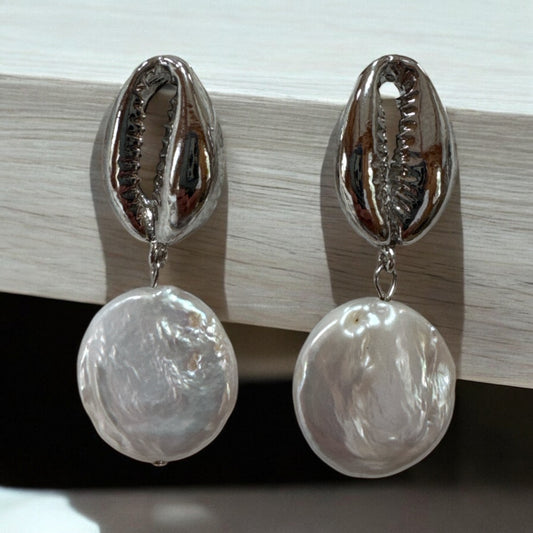 Shell earring with Freshwater Coinpearl Drop