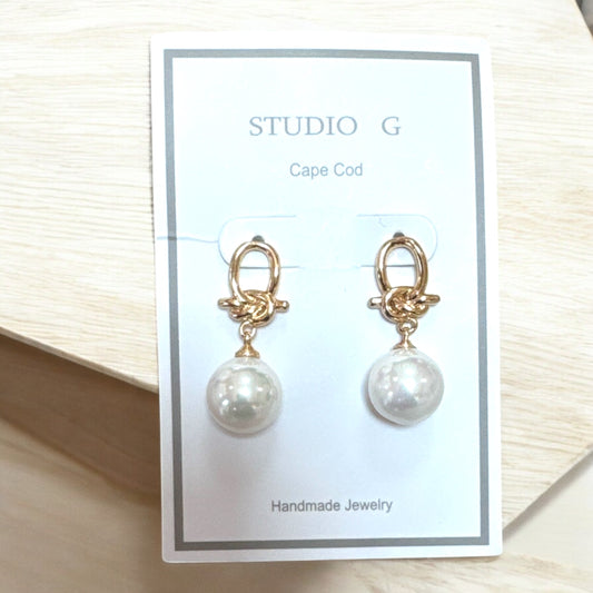 Knot Earring with Dangle Shell Pearl